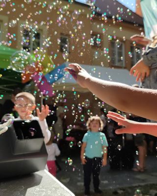 👧👦 Radost ve školce? S bublinami vždy! 🫧 Zabubláme vašim dětem magický zážitek plný obřích bublin, kouzel a radosti. A co...