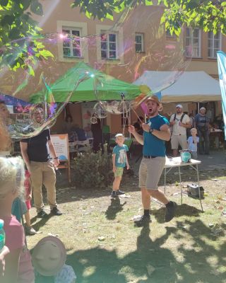 📏 Malé vs. obří bubliny – co máte raději? Někdo miluje jemné, třpytivé bublinky, jiný zase obří bublinové tunely! Ať tak...